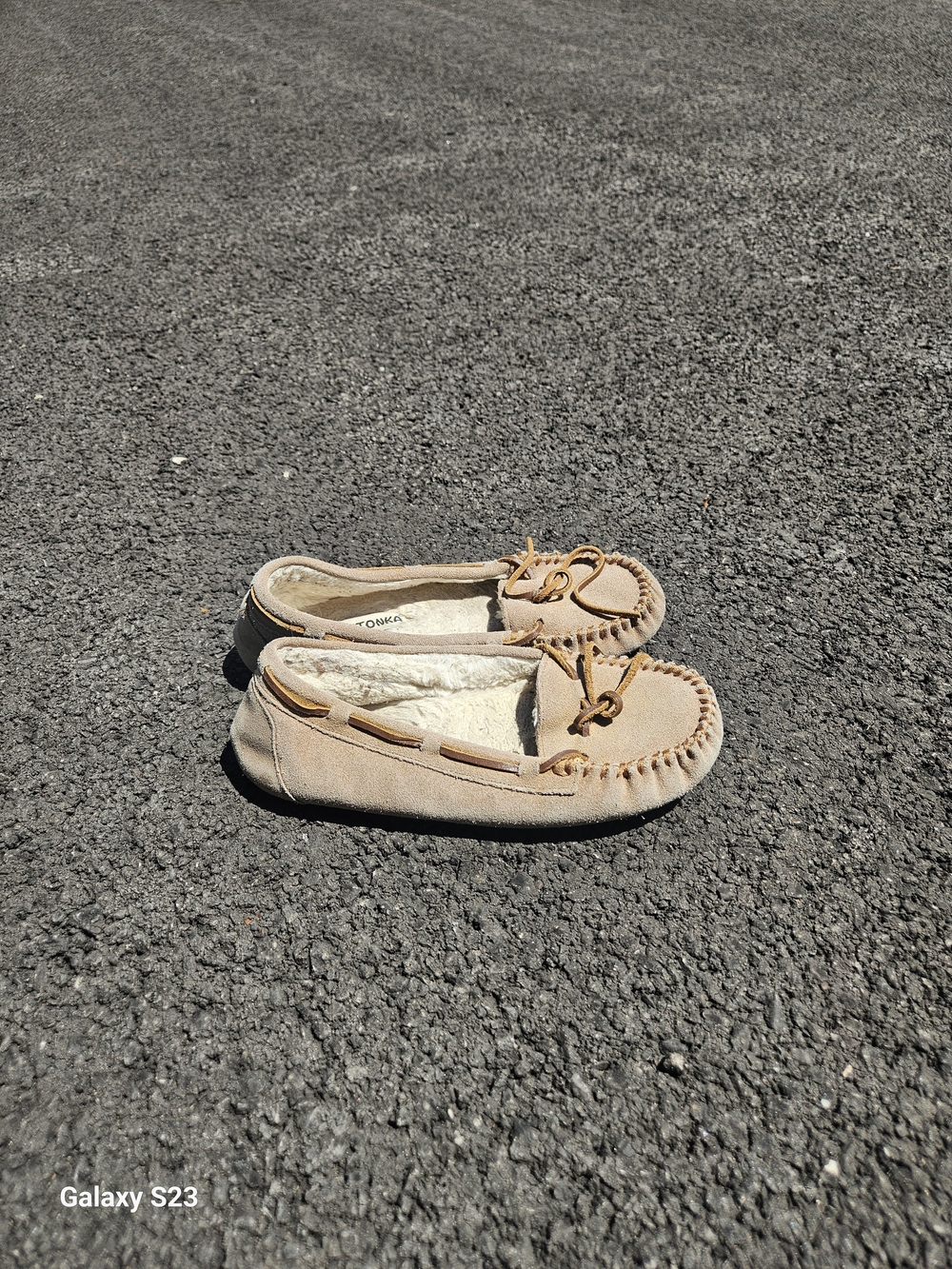 Minnetonka Faux Fur Lined Suede Moccasin Slippers Womens Size 8 Beige